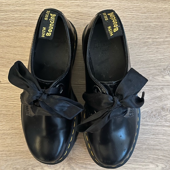 Dr. Martens Black Oxford Platform Shoes Classic Design - Picture 2 of 5